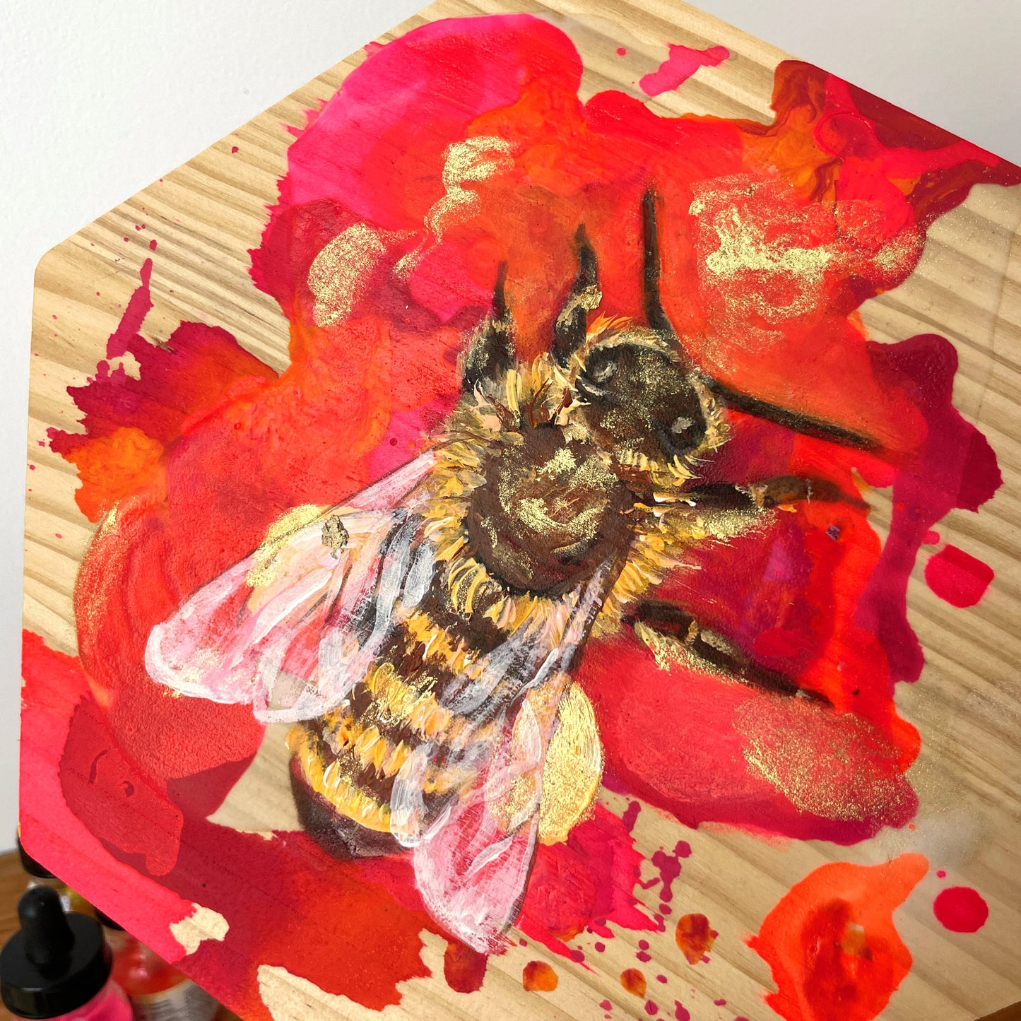 Mini Abeja n.° 9 – Flor Carmesí | Original